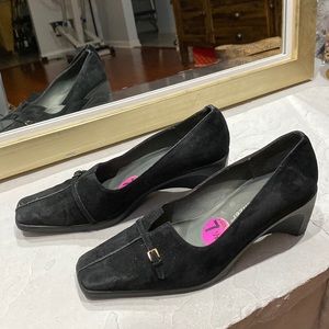 ⭐️ Naturalizer small wedge heels.